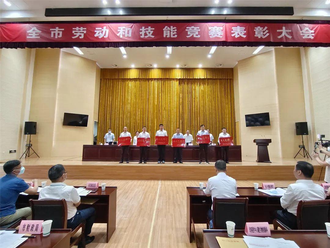 勞動模範勇擔當，立足崗位綻芳華——金年会体育藥事管理中心饒靜院長榮獲“淮南市五一勞動獎章”獎章